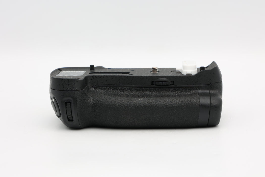 Used Nikon MB-D18 (VG)