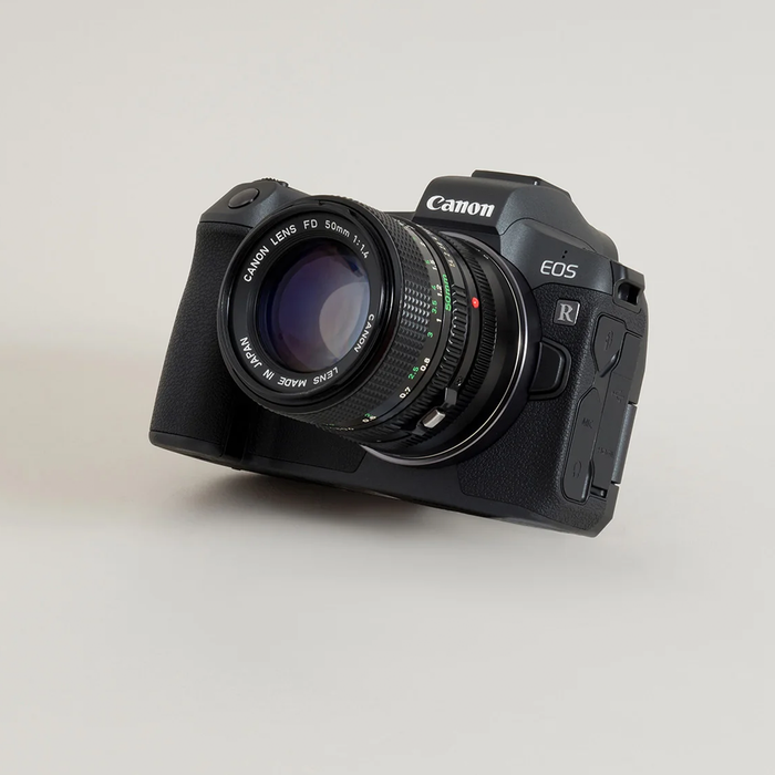 Urth Manual Lens Mount Adapter for Canon FD-Mount Lens to Canon RF-Mount Camera Body