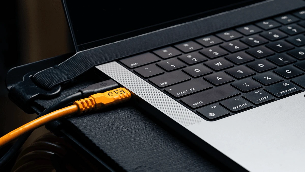 Tether Tools TetherPro Optima 10G USB-C Straight to Right-Angle Cable, 10' - High-Visibility Orange