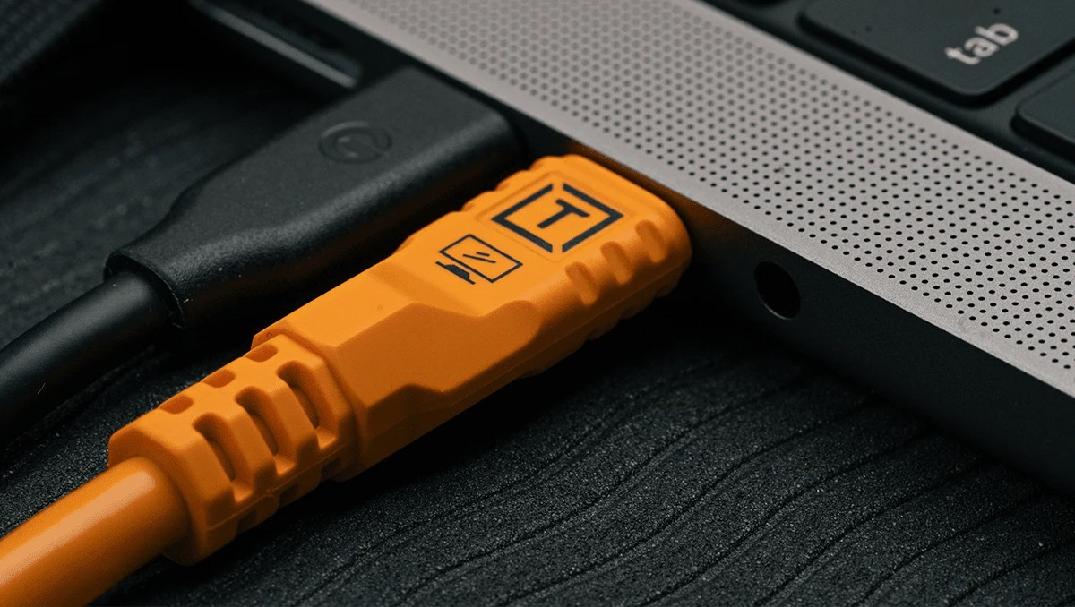 Tether Tools TetherPro Optima 10G USB-C Straight to Right-Angle Cable, 10' - High-Visibility Orange