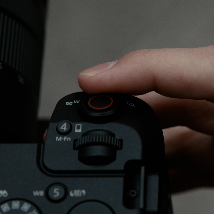 Canon EOS R6 V Mirrorless Camera with RF 20-50mm f/4 L IS USM PZ Lens