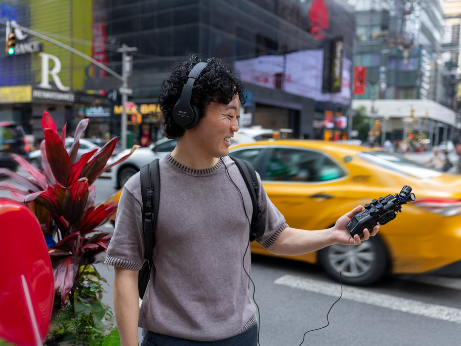 Zoom H6studio 6-Track Handy Recorder with 32-Bit Float Recording